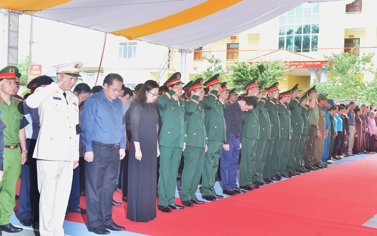 Các đại bi&ecirc;̉u và nh&acirc;n d&acirc;n dành phút mặc ni&ecirc;̣m, tưởng nhớ, b&agrave;y tỏ l&ograve;ng biết ơn s&acirc;u sắc trước sự hy sinh cao cả của c&aacute;c anh h&ugrave;ng liệt sĩ.