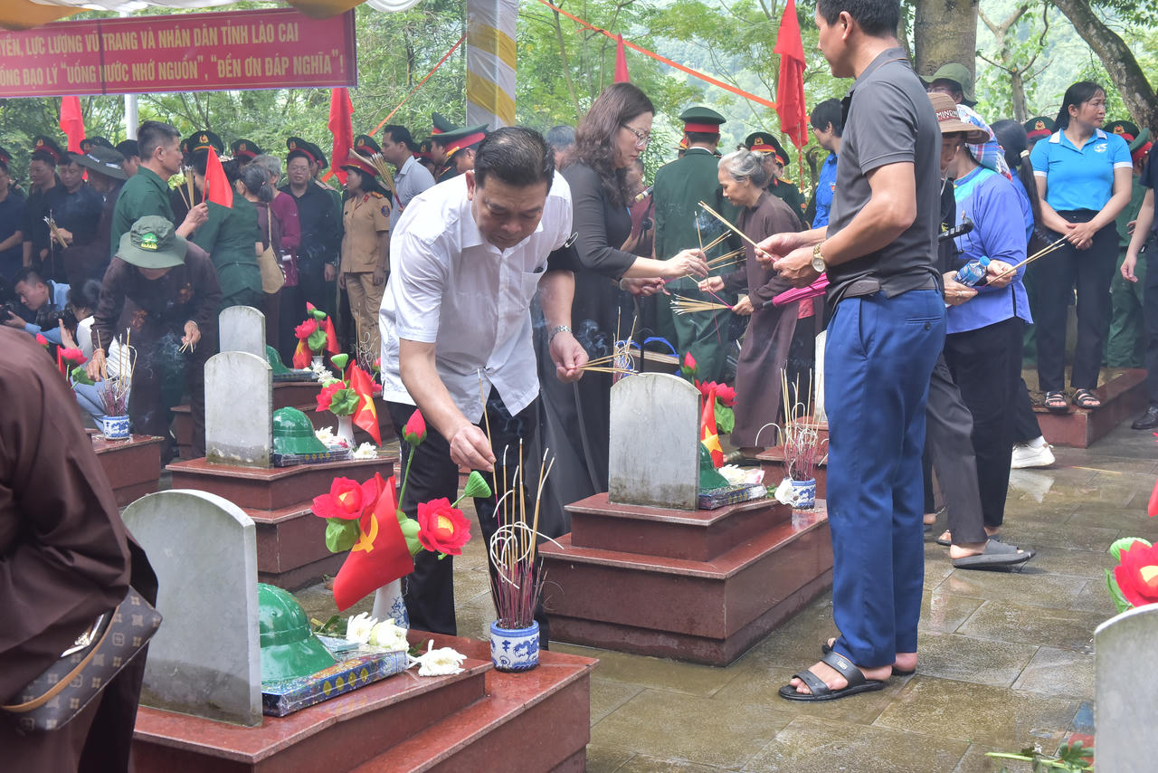 L&agrave;o Cai truy điệu, an t&aacute;ng 9 h&agrave;i cốt liệt sĩ hy sinh trong chiến tranh bảo vệ bi&ecirc;n giới ph&iacute;a Bắc