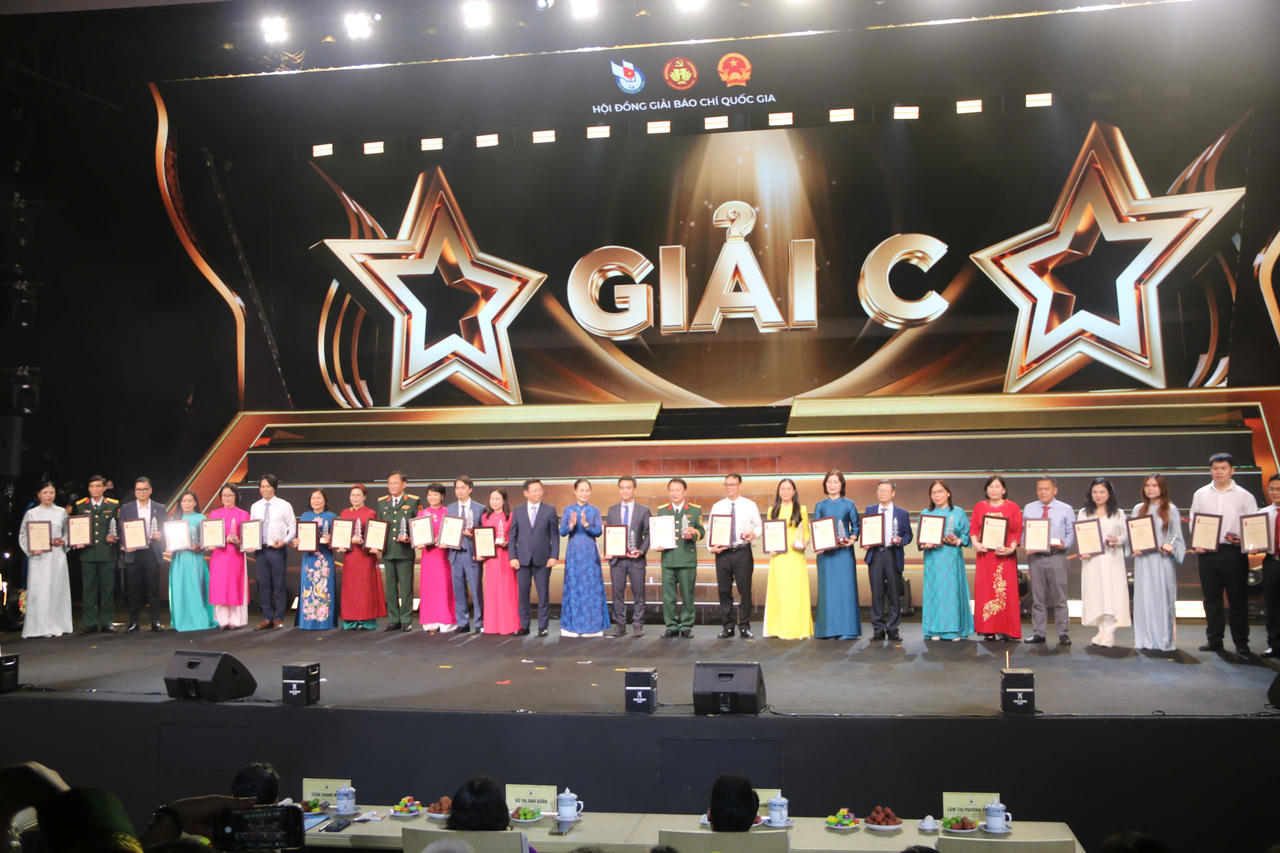 C&aacute;c t&aacute;c giả, nh&oacute;m t&aacute;c giả đạt giải C.