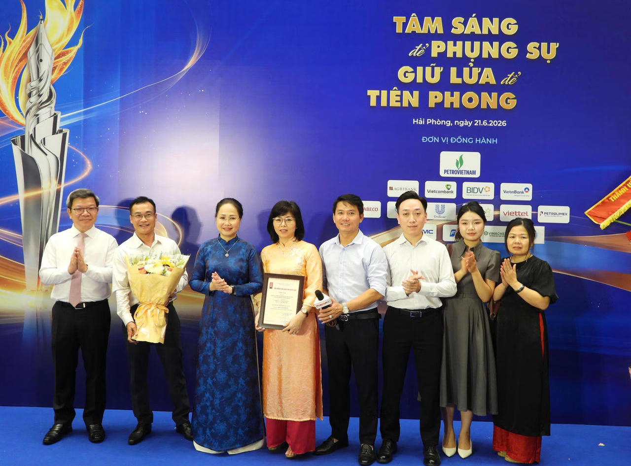 Bộ trưởng Bộ Văn h&oacute;a, Thể thao v&agrave; Du lịch L&acirc;m Thị Phương Thanh ch&uacute;c mừng nh&oacute;m t&aacute;c giả B&aacute;o Ph&aacute;p luật Việt Nam.