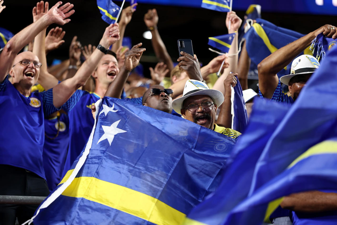 Người h&acirc;m mộ Cura&ccedil;ao vui mừng khi đội tuyển c&oacute; được 1 điểm trước Ecuador (Ảnh: FIFA)