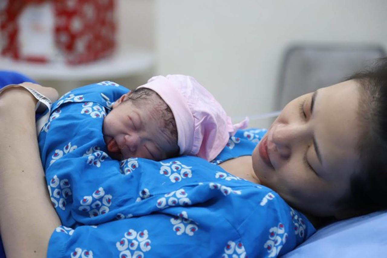 Cần x&acirc;y dựng ch&iacute;nh s&aacute;ch để phụ nữ y&ecirc;n t&acirc;m sinh, nu&ocirc;i dạy con, ph&aacute;t triển sự nghiệp. (Ảnh minh họa: Ho&agrave;i Nhi&ecirc;n)
