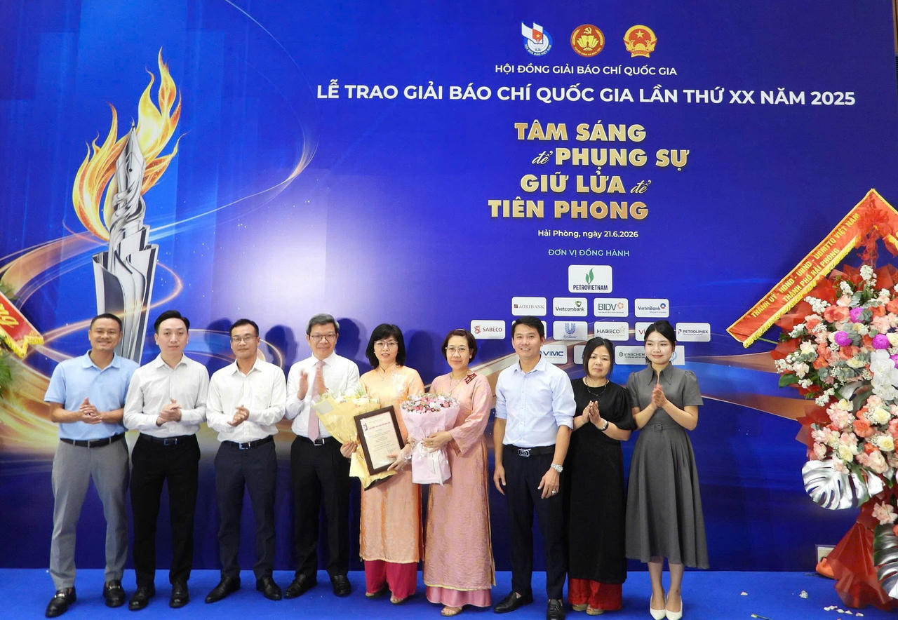 Đồng nghiệp tại B&aacute;o Ph&aacute;p luật Việt Nam ch&uacute;c mừng nh&oacute;m t&aacute;c giả đoạt giải.
