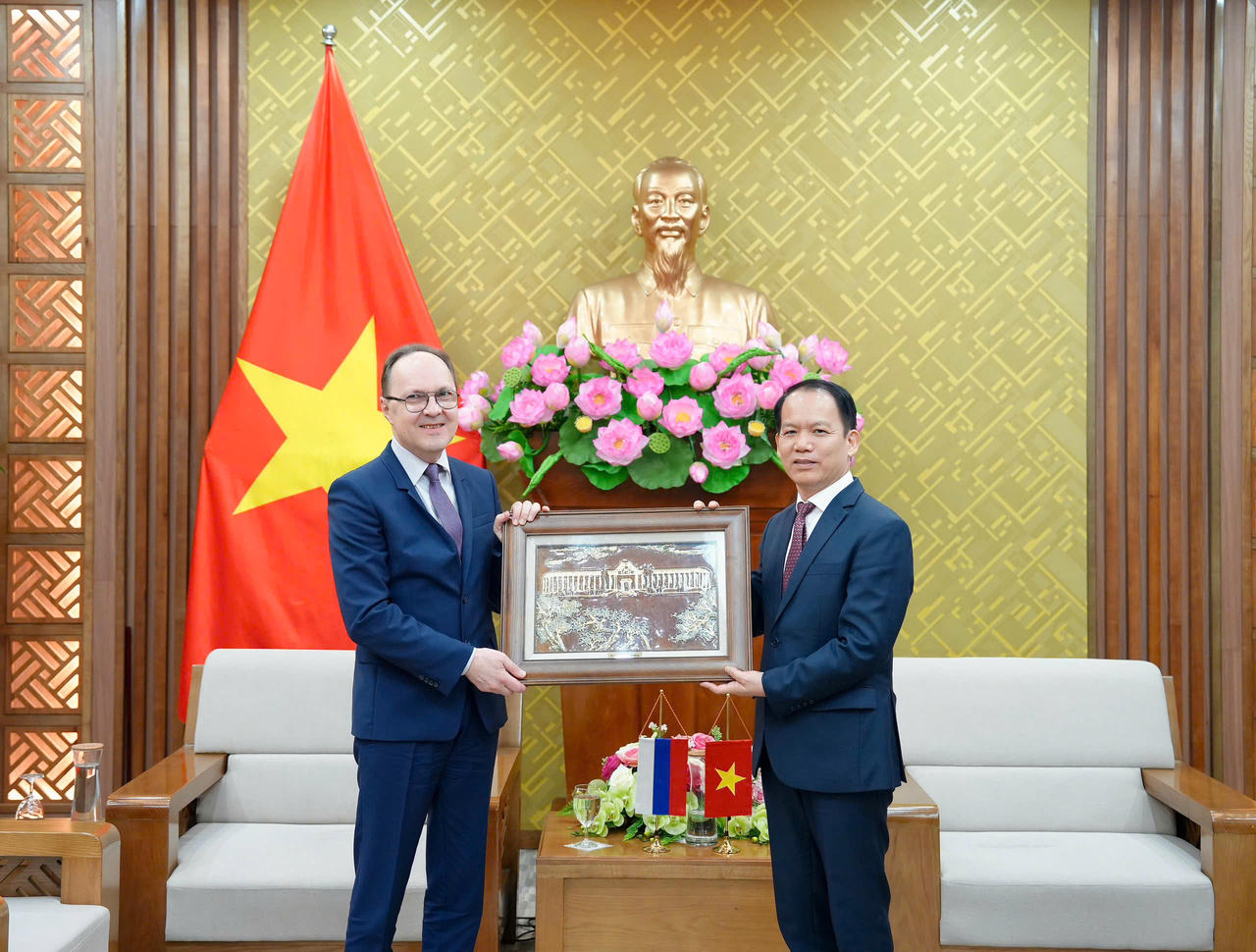 Bộ trưởng Ho&agrave;ng Thanh T&ugrave;ng tặng qu&agrave; lưu niệm cho Đại sứ Li&ecirc;n bang Nga Bezdetko Gennady Stepanovich nh&acirc;n dịp &ocirc;ng đến thăm v&agrave; l&agrave;m việc với Bộ Tư ph&aacute;p ng&agrave;y 15/6/2026
