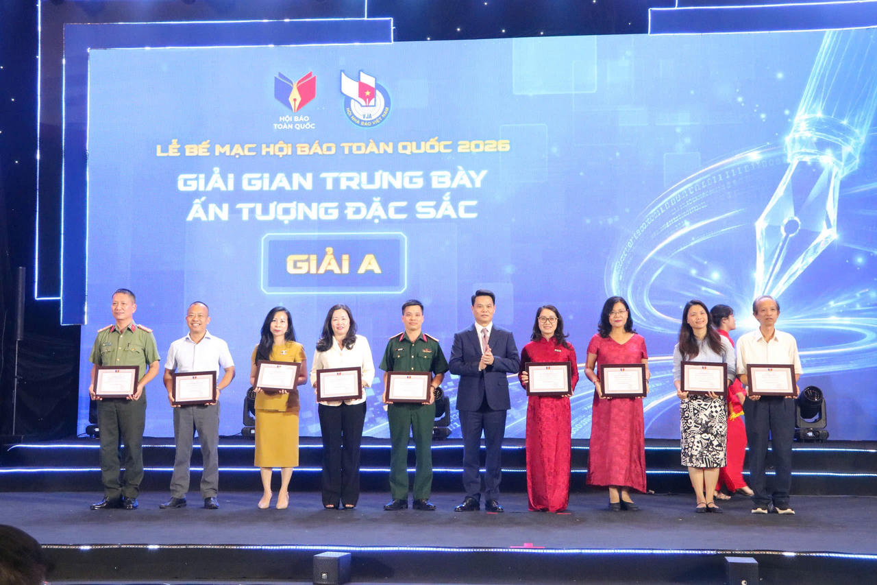 Ban Tổ chức trao giải A cho c&aacute;c đơn vị c&oacute; gian trưng b&agrave;y ấn tượng tại Hội B&aacute;o to&agrave;n quốc 2026.