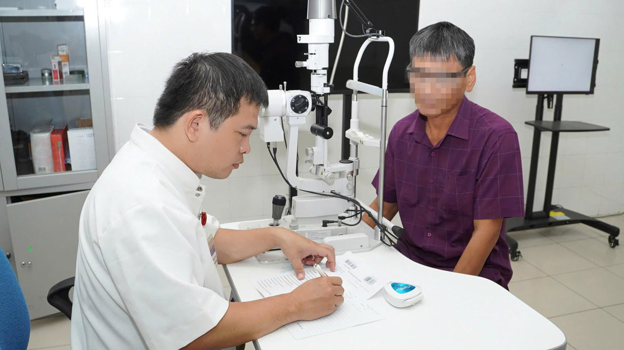 BN gh&eacute;p gi&aacute;c mạc đ&atilde; ra viện đến t&aacute;i kh&aacute;m
