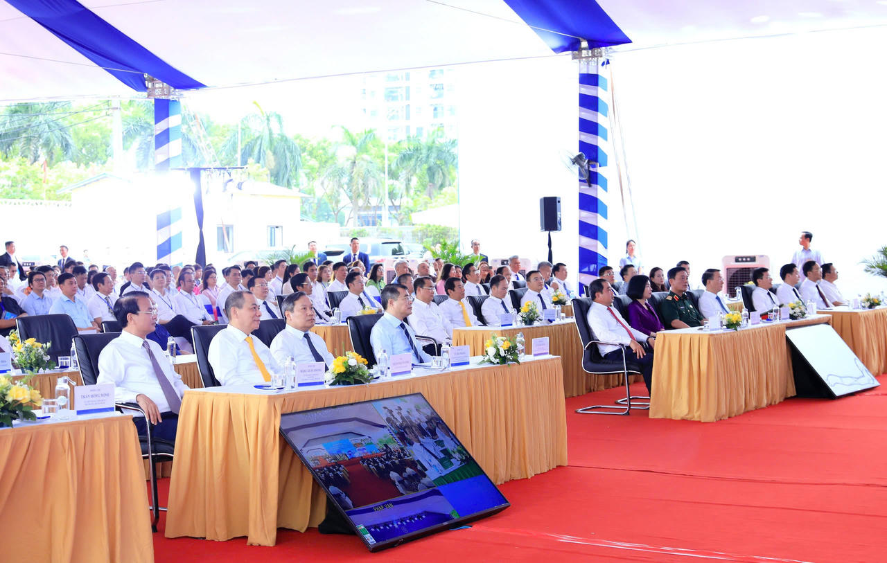 C&aacute;c đại biểu dự buổi lễ.