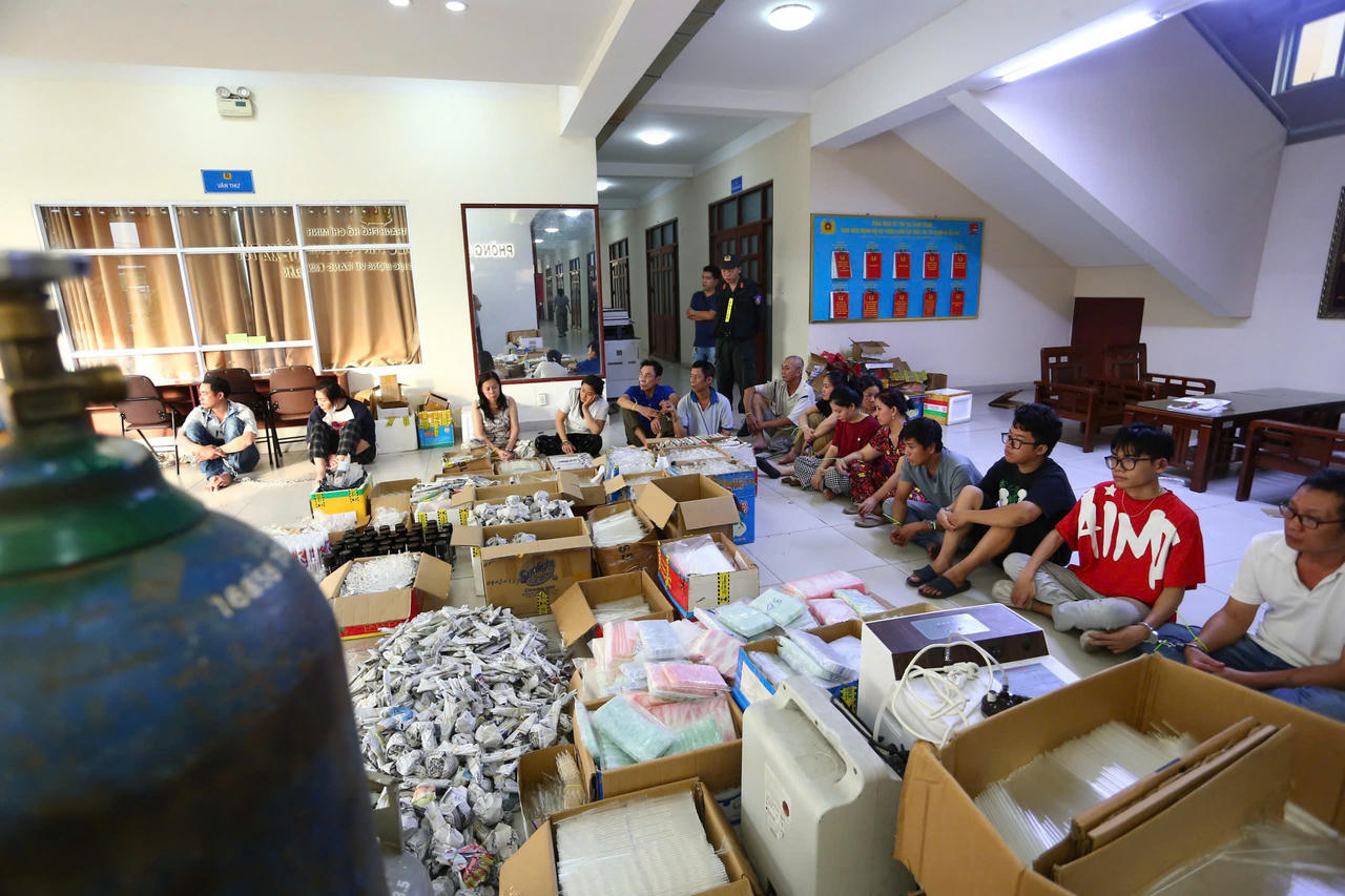 C&aacute;c đối tượng v&agrave; tang vật trong đường d&acirc;y sản xuất dụng cụ phục vụ sử dụng ma t&uacute;y vừa bị triệt ph&aacute; (Ảnh: C&ocirc;ng an cung cấp).