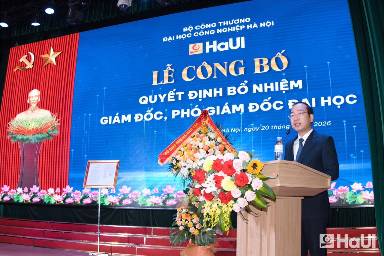 Đồng ch&iacute; Trần Quang Huy, Vụ trưởng Vụ Tổ chức c&aacute;n bộ, Bộ C&ocirc;ng Thương c&ocirc;ng bố Quyết định của Bộ C&ocirc;ng Thương về việc bổ nhiệm Gi&aacute;m đốc, Ph&oacute; Gi&aacute;m đốc Đại học.