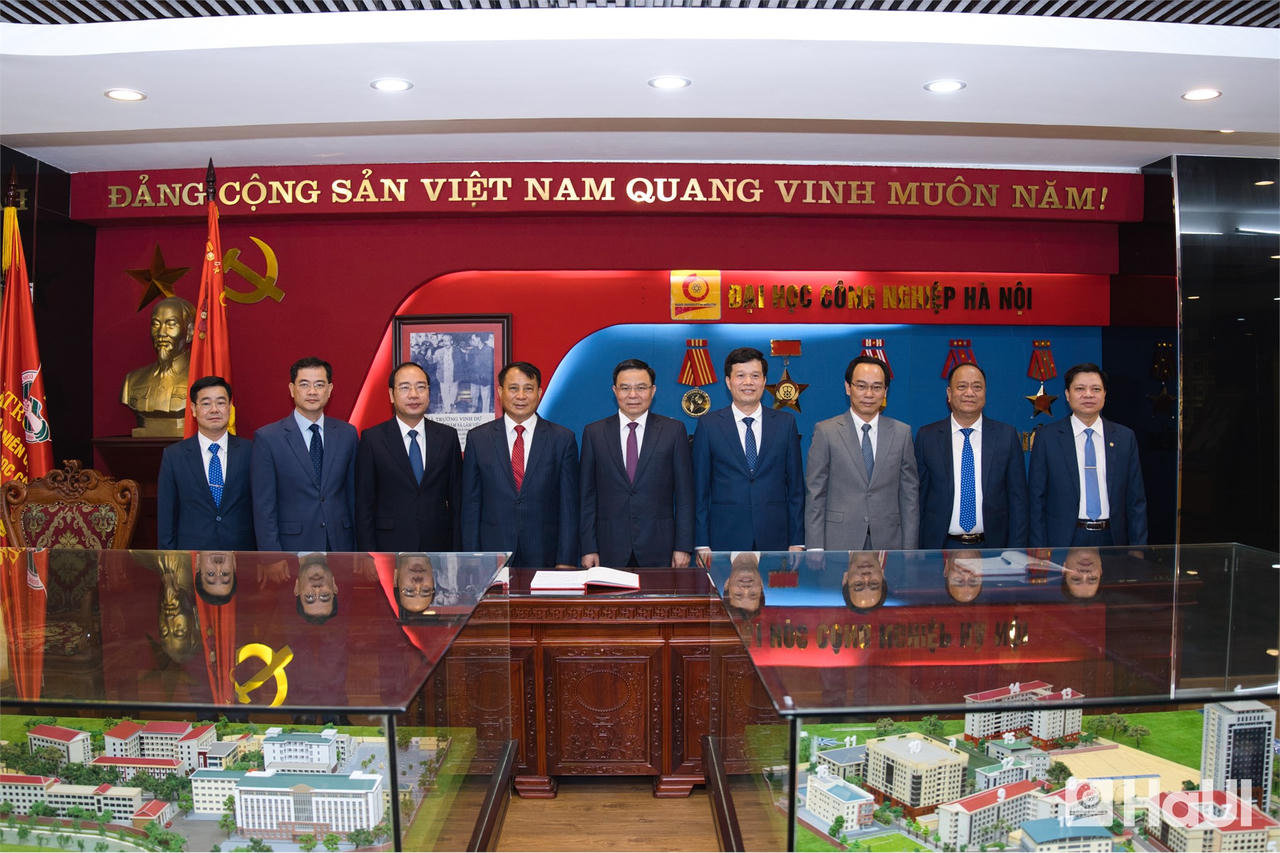Bộ trưởng Bộ C&ocirc;ng Thương L&ecirc; Mạnh H&ugrave;ng v&agrave; Bộ trưởng Bộ Gi&aacute;o dục v&agrave; Đ&agrave;o tạo Ho&agrave;ng Minh Sơn ghi lưu b&uacute;t tại Sổ v&agrave;ng truyền thống của Đại học C&ocirc;ng nghiệp H&agrave; Nội.