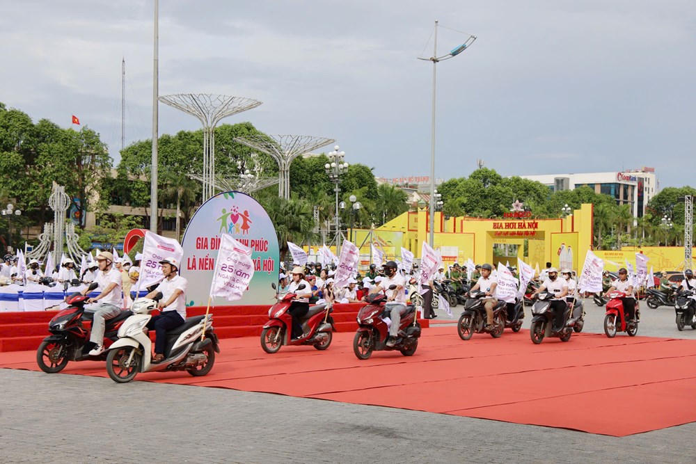 Đo&agrave;n diễu h&agrave;nh hưởng ứng Th&aacute;ng h&agrave;nh động quốc gia ph&ograve;ng, chống bạo lực gia đ&igrave;nh năm 2026 tại Thanh H&oacute;a.