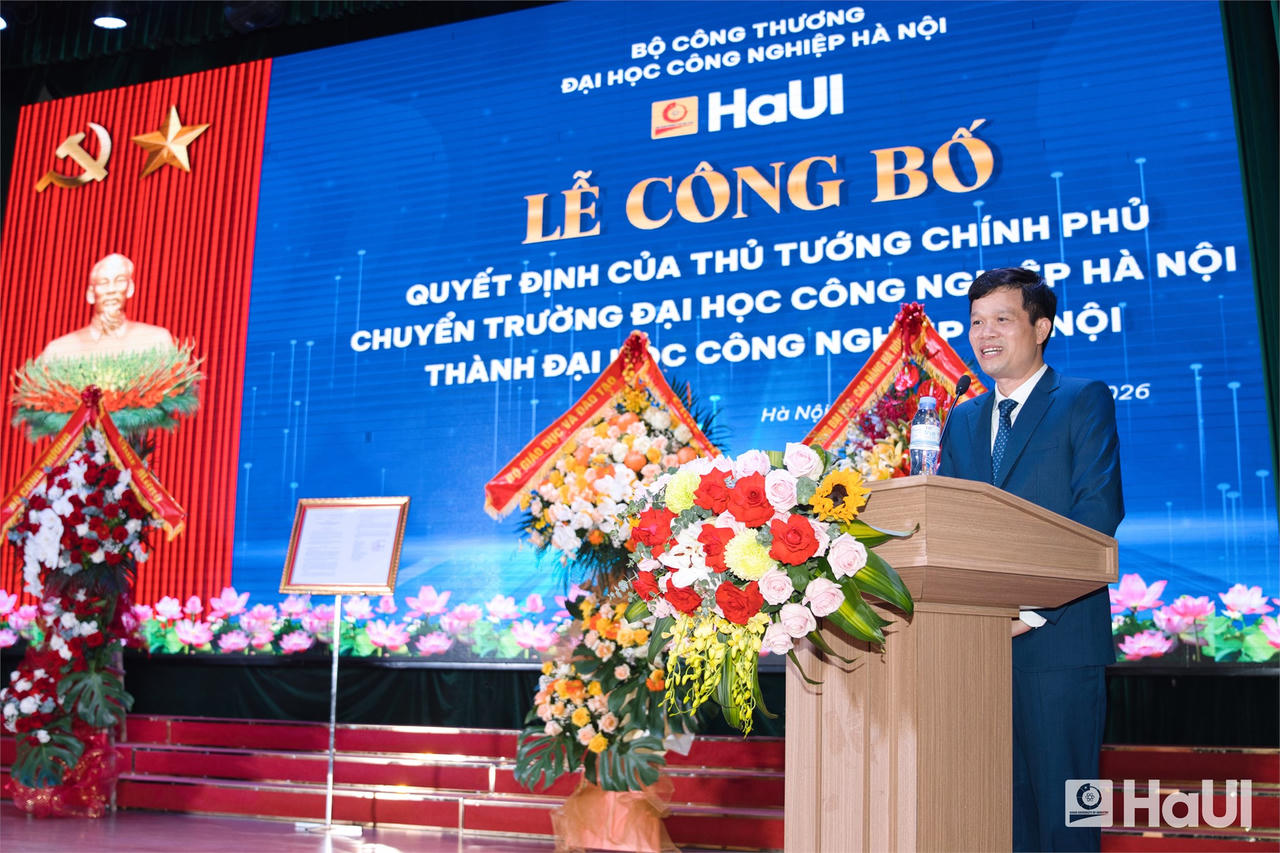 PGS.TS. Kiều Xu&acirc;n Thực - Gi&aacute;m đốc Đại học C&ocirc;ng nghiệp H&agrave; Nội ph&aacute;t biểu tại buổi lễ.