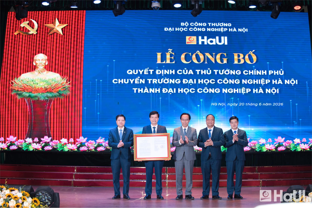 Đồng ch&iacute; Ho&agrave;ng Minh Sơn - Ủy vi&ecirc;n Ban Chấp h&agrave;nh Trung ương Đảng, Bộ trưởng Bộ Gi&aacute;o dục v&agrave; Đ&agrave;o tạo trao Quyết định của Thủ tướng Ch&iacute;nh phủ về việc chuyển Trường Đại học C&ocirc;ng nghiệp H&agrave; Nội th&agrave;nh Đại học C&ocirc;ng nghiệp H&agrave; Nội.