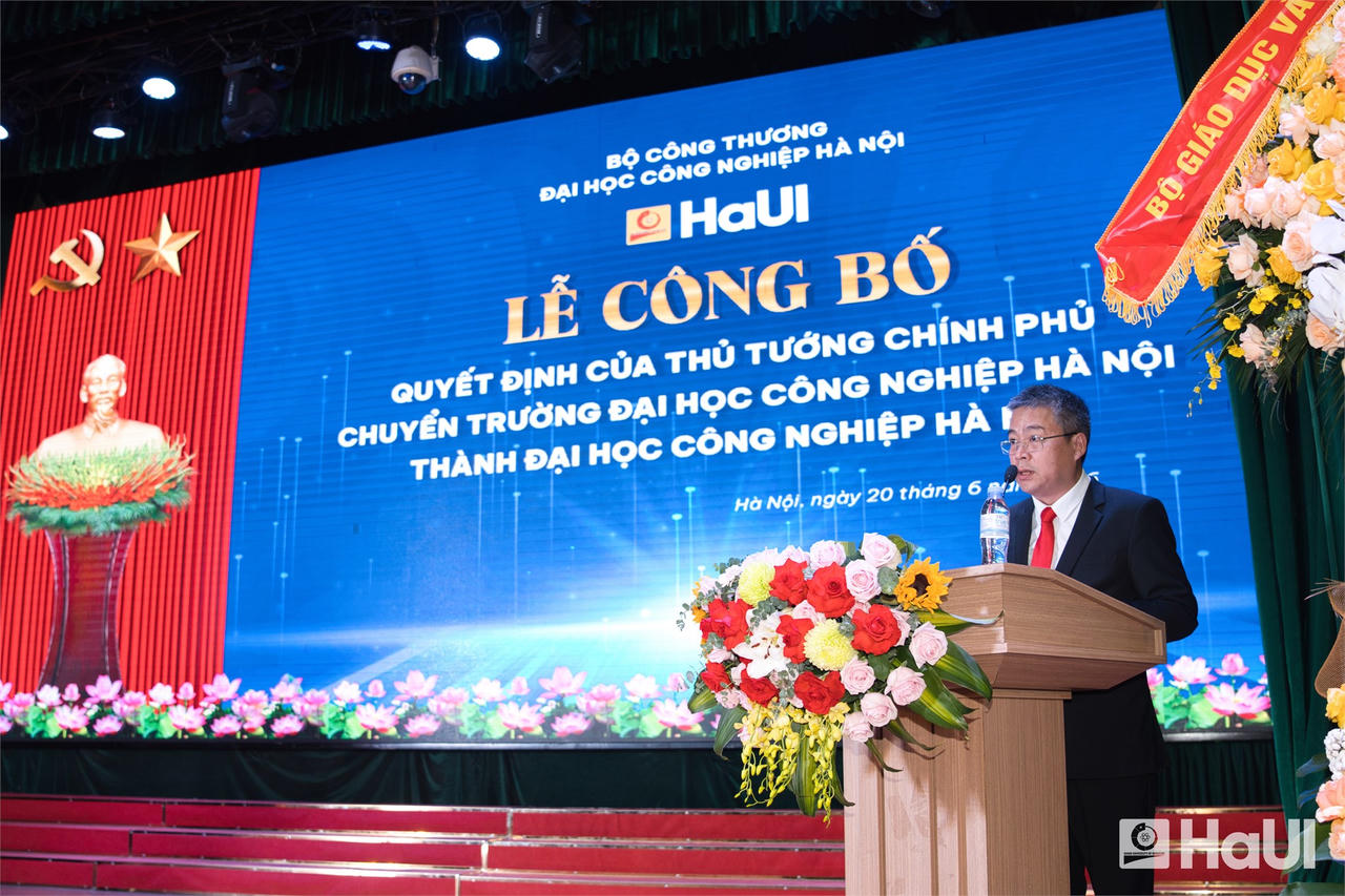 Đồng ch&iacute; Ho&agrave;ng B&aacute;ch Việt - Ph&oacute; Vụ trưởng Vụ Tổ chức c&aacute;n bộ, Bộ Gi&aacute;o dục v&agrave; Đ&agrave;o tạo c&ocirc;ng bố Quyết định của Thủ tướng Ch&iacute;nh phủ về việc chuyển Trường Đại học C&ocirc;ng nghiệp H&agrave; Nội th&agrave;nh Đại học C&ocirc;ng nghiệp H&agrave; Nội.