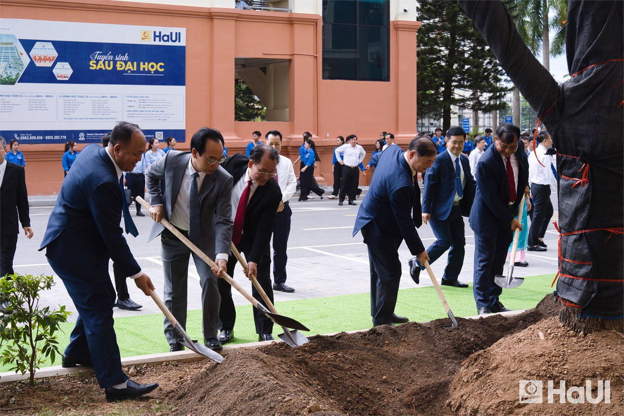 Bộ trưởng L&ecirc; Mạnh H&ugrave;ng v&agrave; Bộ trưởng Ho&agrave;ng Minh Sơn trồng c&acirc;y lưu niệm tại Đại học C&ocirc;ng nghiệp H&agrave; Nội.