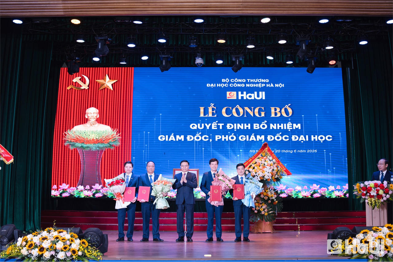 Đồng ch&iacute; L&ecirc; Mạnh H&ugrave;ng - Ủy vi&ecirc;n Ban Chấp h&agrave;nh Trung ương Đảng, Bộ trưởng Bộ C&ocirc;ng Thương trao Quyết định bổ nhiệm Gi&aacute;m đốc Kiều Xu&acirc;n Thực v&agrave; c&aacute;c Ph&oacute; Gi&aacute;m đốc Đại học C&ocirc;ng nghiệp H&agrave; Nội: Nguyễn Văn Thiện, Phạm Văn Đ&ocirc;ng v&agrave; Nguyễn Văn Thiện.