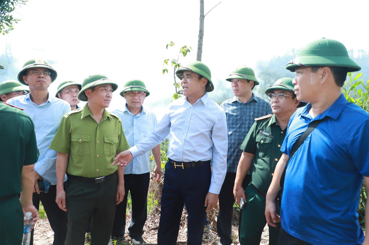 Ch&aacute;y rừng lan rộng, lực lượng chức năng căng m&igrave;nh mở đường băng cản lửa