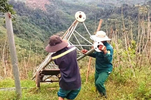 C&ocirc;ng nh&acirc;n vận chuyển, lắp đặt cột ăng-ten ph&aacute;t s&oacute;ng viễn th&ocirc;ng tại địa b&agrave;n miền n&uacute;i, g&oacute;p phần x&oacute;a v&ugrave;ng l&otilde;m s&oacute;ng (Ảnh: MST)