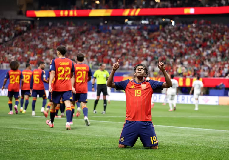 Lamine Yamal tỏa s&aacute;ng trong ng&agrave;y T&acirc;y Ban Nha thắng Ả rập X&ecirc; &uacute;t 4-0. (Ảnh FIFA)