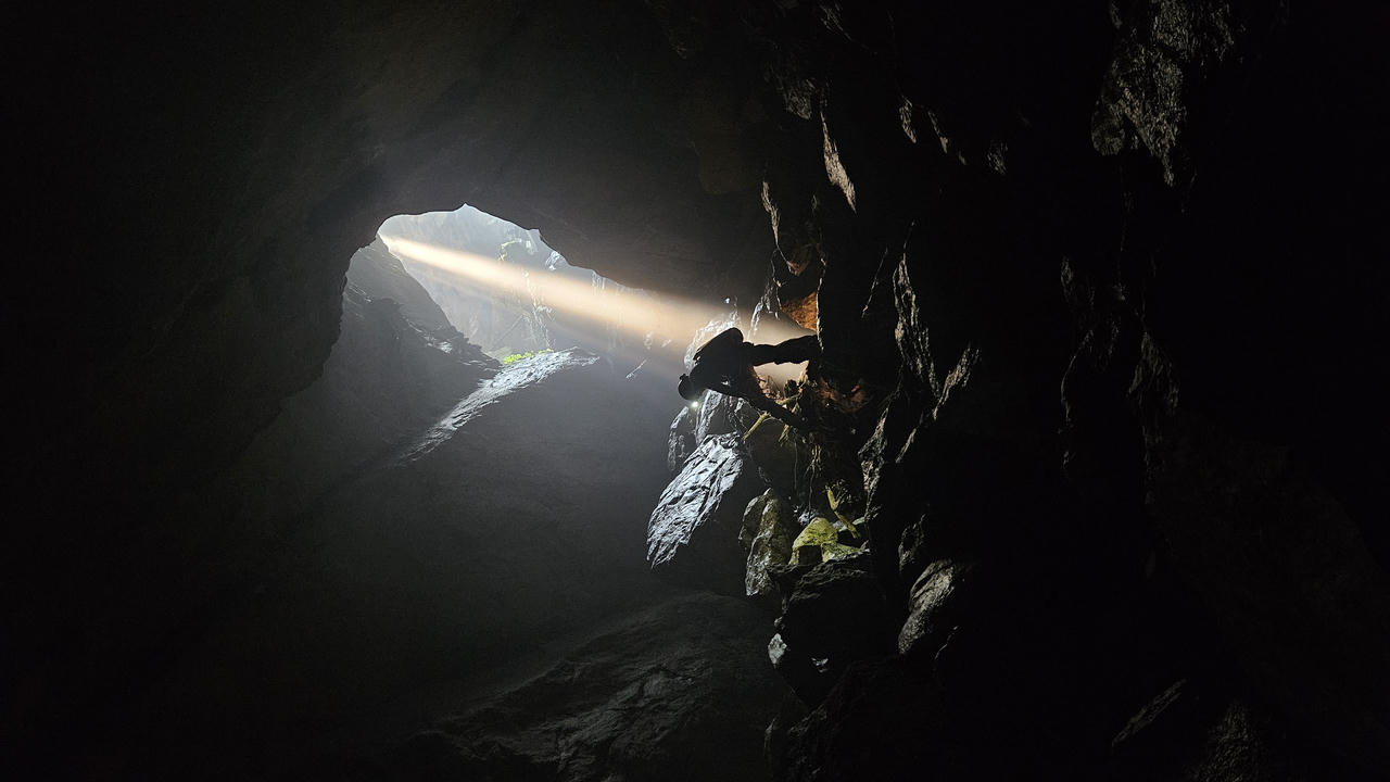 Hang M&aacute; Dơm (x&atilde; Kim Điền) d&agrave;i 1.257m, sở hữu cấu tr&uacute;c địa h&igrave;nh karst ph&aacute;t triển theo phương thẳng đứng, mở th&ecirc;m những tầng s&acirc;u kỳ b&iacute; của &ldquo;vương quốc hang động&rdquo;.