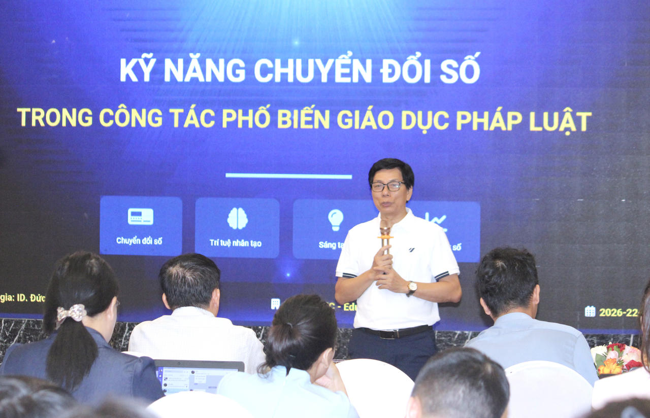 &Ocirc;ng Ng&ocirc; Văn Đức - Ph&oacute; Gi&aacute;m đốc Viện Gi&aacute;o dục v&agrave; Đ&agrave;o tạo số VTC, hướng dẫn kỹ năng x&acirc;y dựng, sản xuất c&aacute;c sản phẩm, t&agrave;i liệu số phục vụ c&ocirc;ng t&aacute;c tuy&ecirc;n truyền, phổ biến ph&aacute;p luật cho c&aacute;c đại biểu.