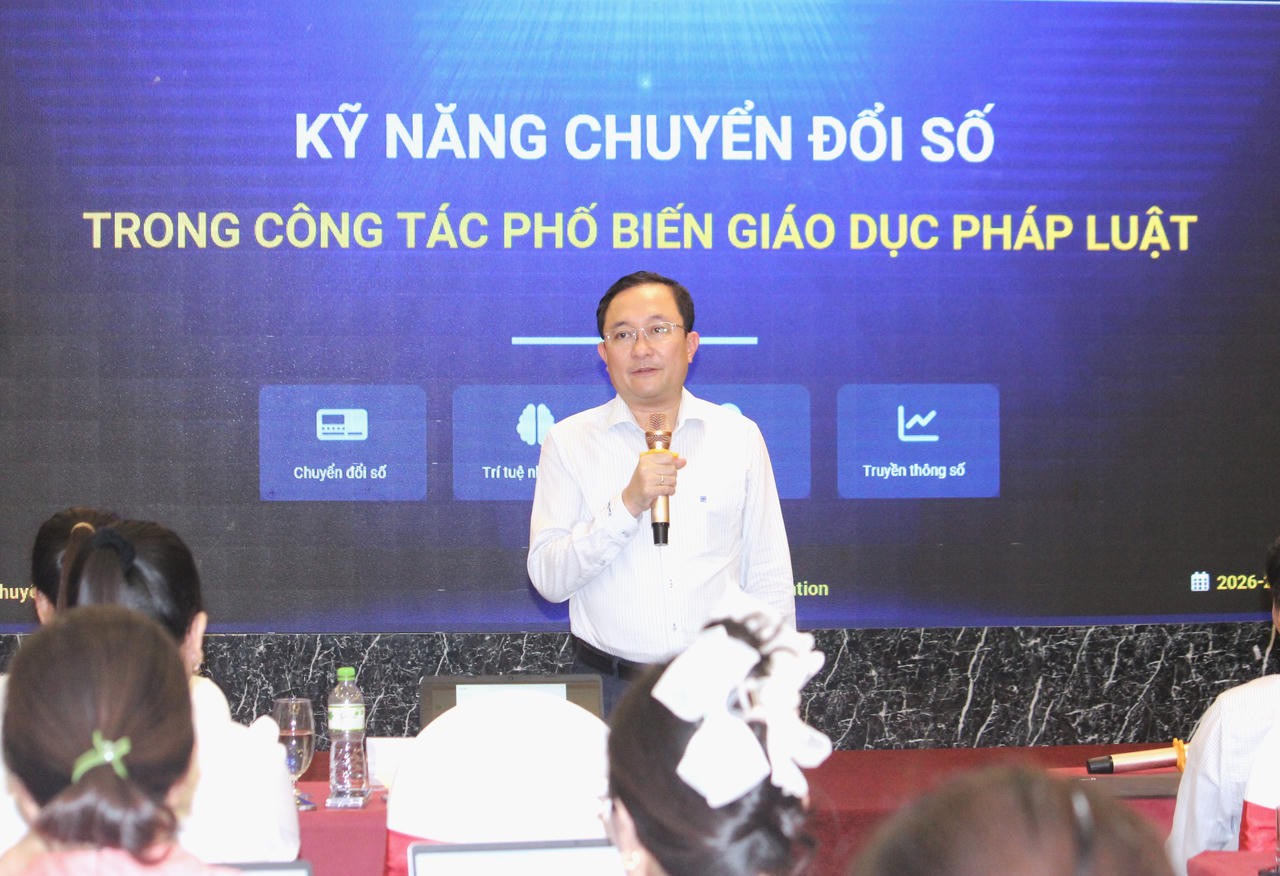 &Ocirc;ng Phan Hồng Nguy&ecirc;n - Ph&oacute; Cục trưởng Cục Phổ biến, gi&aacute;o dục ph&aacute;p luật v&agrave; Trợ gi&uacute;p ph&aacute;p l&yacute; ph&aacute;t biểu tại hội nghị.