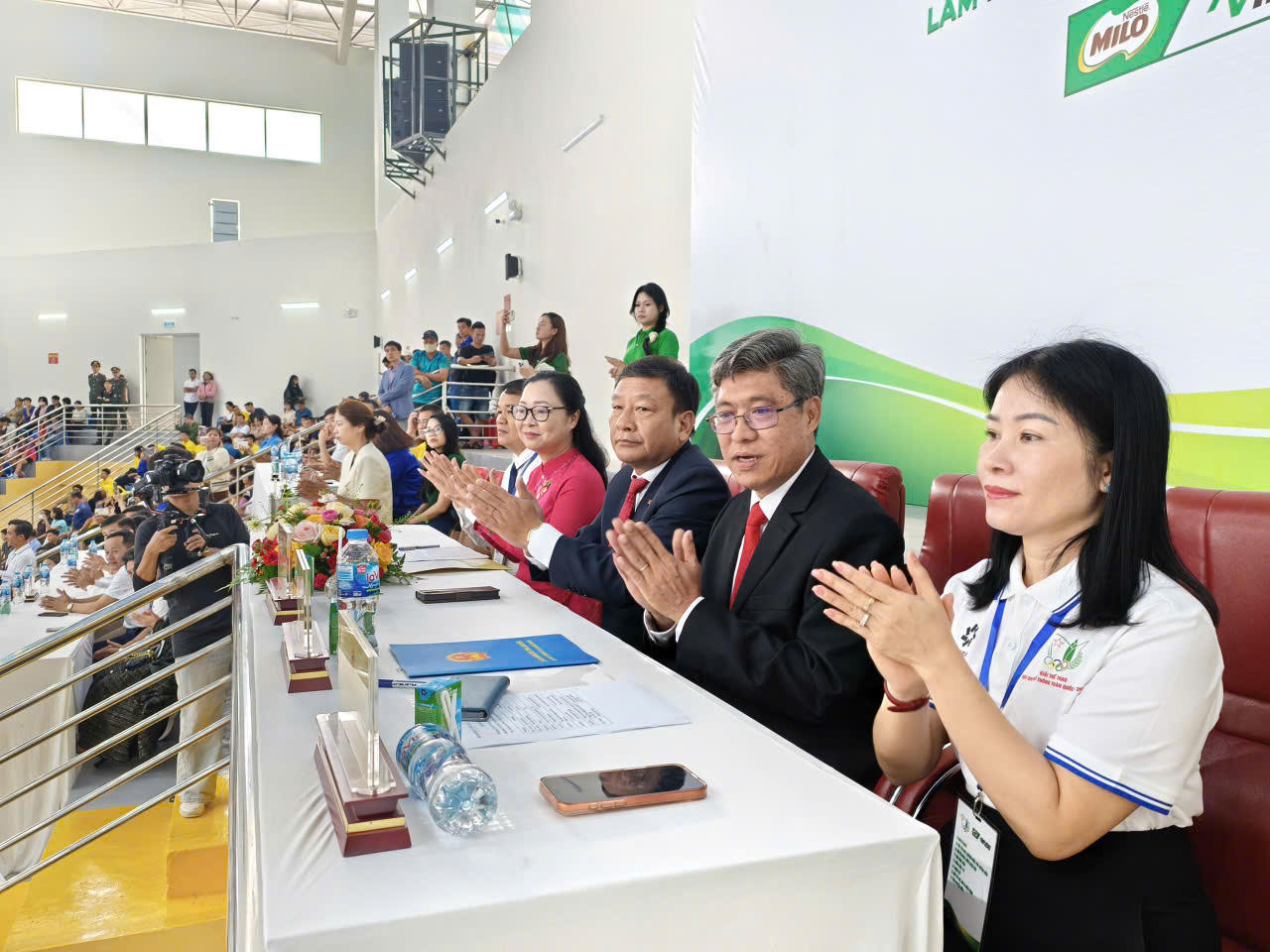 L&atilde;nh đạo UBND tỉnh L&acirc;m Đồng tham dự lễ khai mạc.