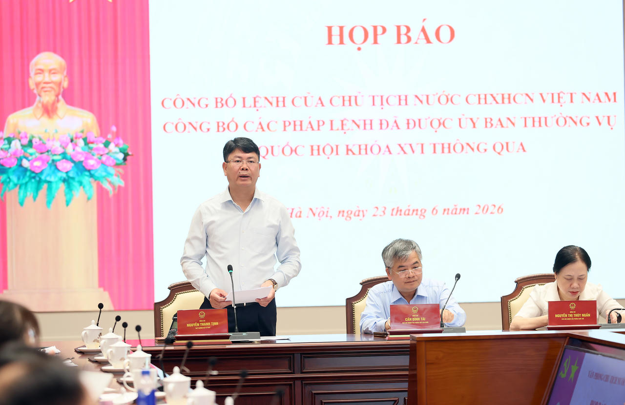 Thứ trưởng Nguyễn Thanh Tịnh giới thiệu về Ph&aacute;p lệnh sửa đổi, bổ sung một số điều của Ph&aacute;p lệnh Hợp nhất văn bản quy phạm ph&aacute;p luật.