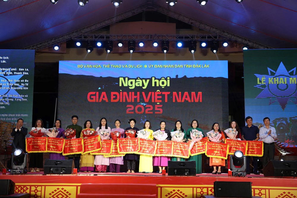 Ng&agrave;y hội Gia đ&igrave;nh Việt Nam năm 2025 c&oacute; sự tham gia của 7 tỉnh, th&agrave;nh phố: Sơn La, Tuy&ecirc;n Quang, Lạng Sơn, Ninh B&igrave;nh, Thanh H&oacute;a, Huế, Đắk Lắk. Ảnh: Cục VHCSGĐVTV