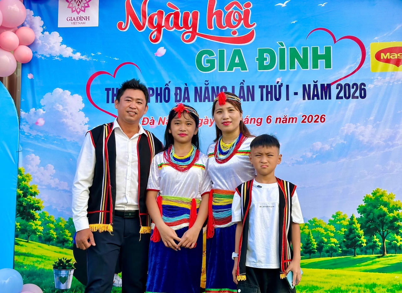 Một gia đ&igrave;nh người Co ở x&atilde; Tr&agrave; Li&ecirc;n tại Ng&agrave;y hội Gia đ&igrave;nh th&agrave;nh phố Đ&agrave; Nẵng. Ảnh: A Lăng Ngước
