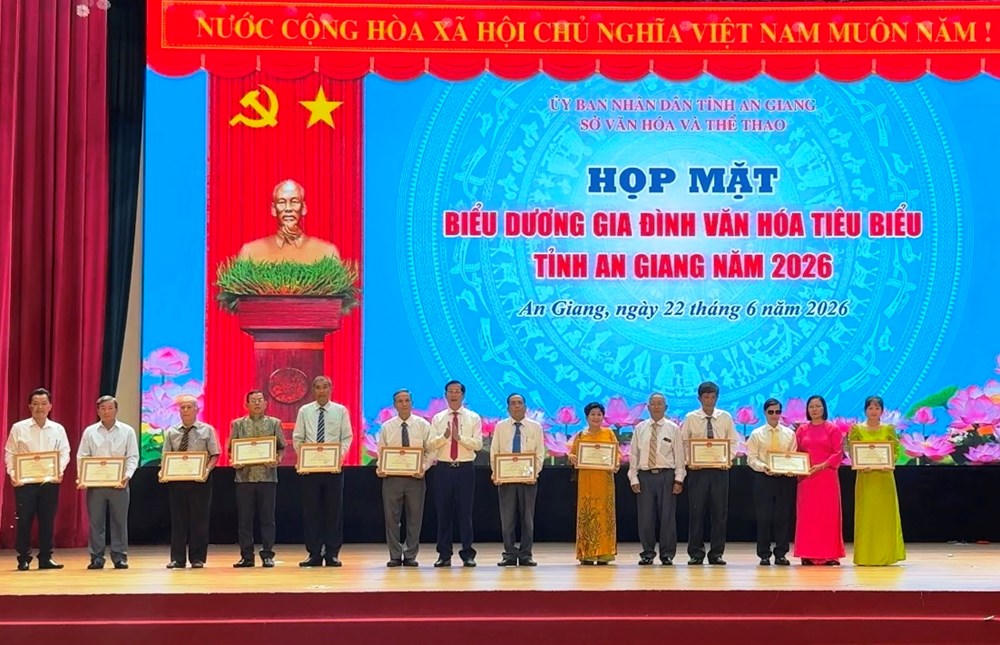 Ph&oacute; Chủ tịch UBND tỉnh An Giang L&ecirc; Văn Phước trao Bằng khen cho 11 hộ gia đ&igrave;nh văn h&oacute;a ti&ecirc;u biểu của tỉnh An Giang tại buổi họp mặt. Ảnh Thế Hạnh