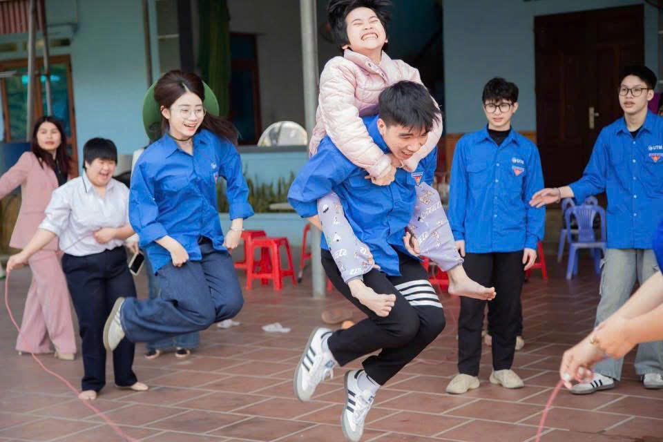 Sinh vi&ecirc;n UTM vui đ&ugrave;a c&ugrave;ng trẻ em c&oacute; ho&agrave;n cảnh đặc biệt tại Trung t&acirc;m SOS Ph&uacute; Diễn.