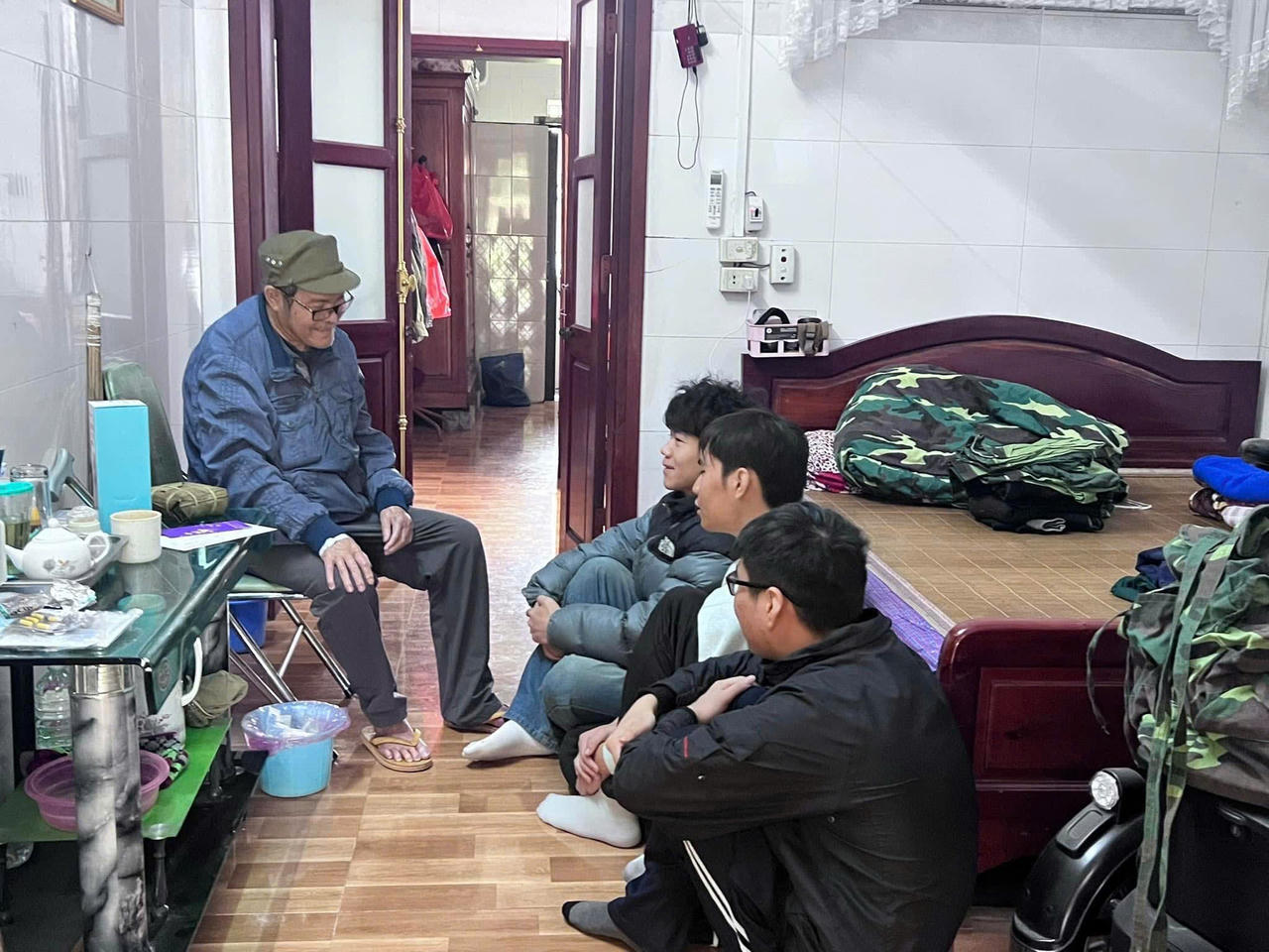 Sinh vi&ecirc;n UTM giao lưu với người c&oacute; c&ocirc;ng với c&aacute;ch mạng.