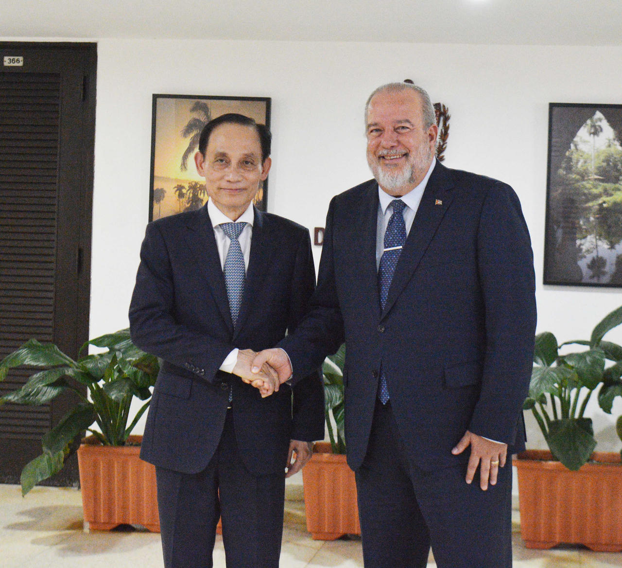 Bộ trưởng L&ecirc; Ho&agrave;i Trung hội kiến Thủ tướng Manuel Marrero Cruz.