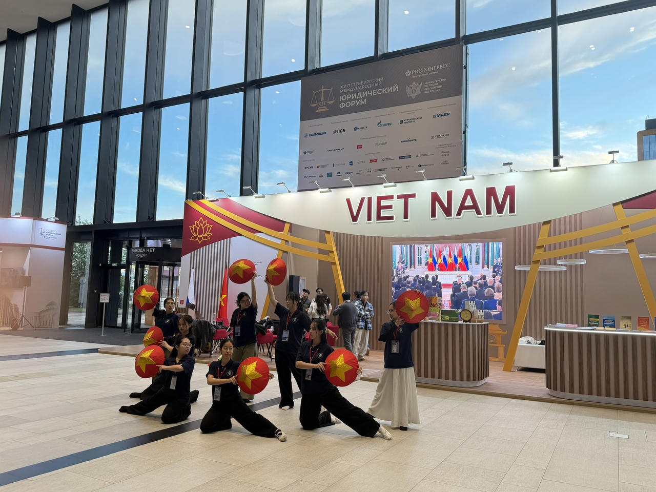 Chuẩn bị Khai mạc Gian trưng bày Việt Nam tại Diễn đàn pháp lý quốc tế Saint Petersburg lần thứ XIV