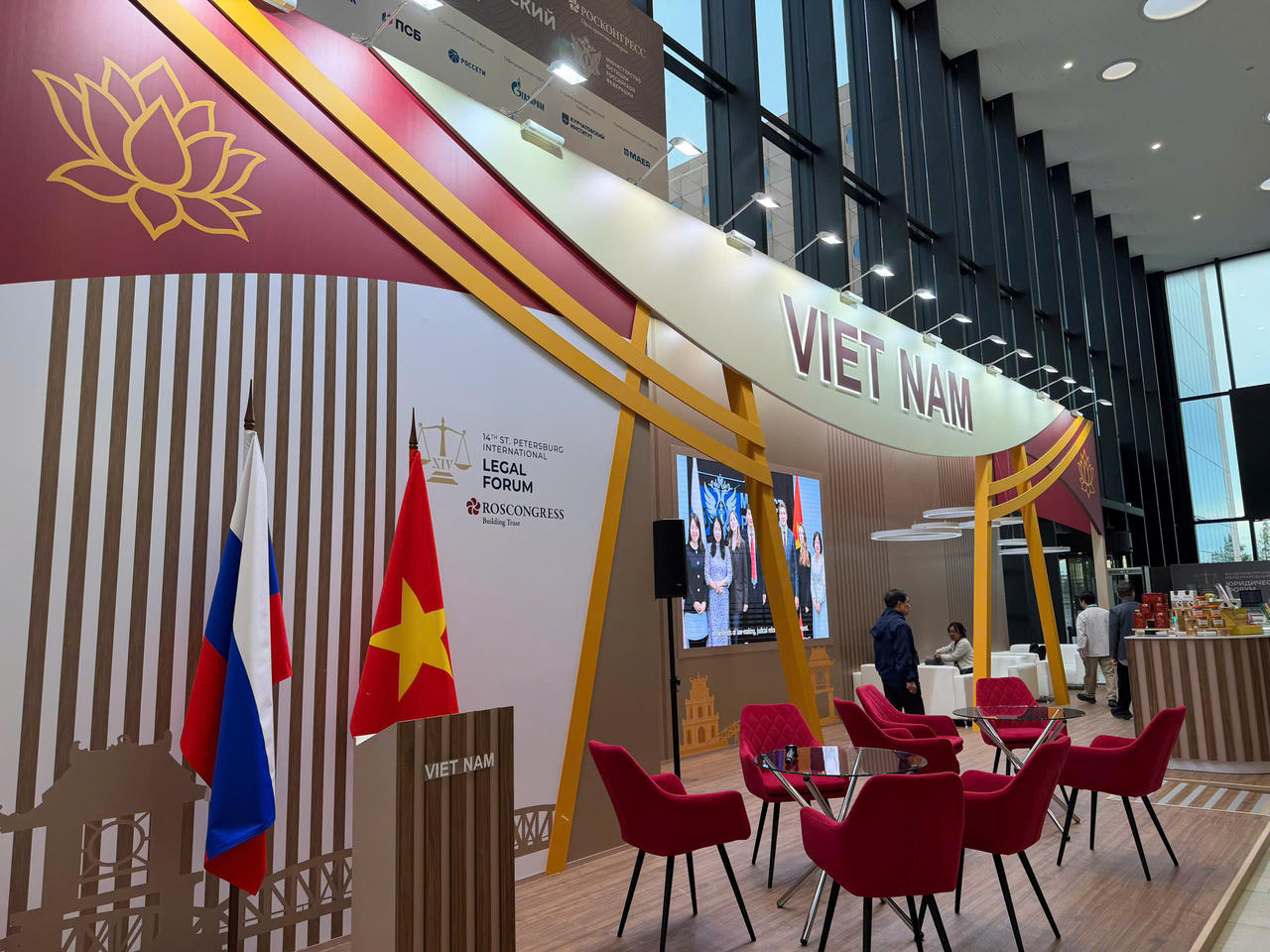 Chuẩn bị Khai mạc Gian trưng bày Việt Nam tại Diễn đàn pháp lý quốc tế Saint Petersburg lần thứ XIV