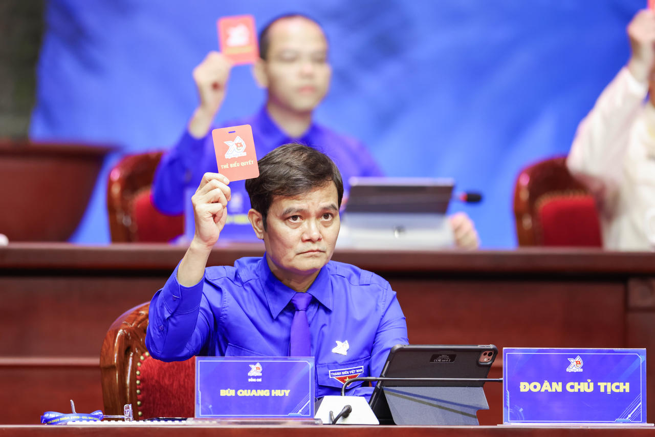 C&aacute;c đại biểu biểu quyết tại Đại hội