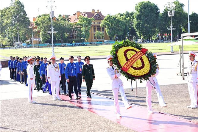 Đại biểu dự Đại hội Đo&agrave;n to&agrave;n quốc v&agrave;o Lăng viếng Chủ tịch Hồ Ch&iacute; Minh.