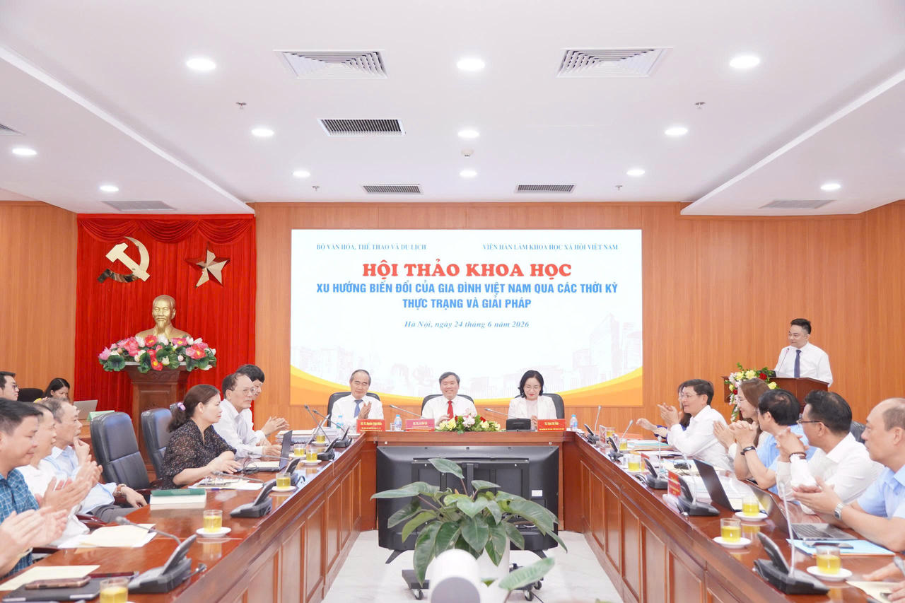 Hội thảo &ldquo;Xu hướng biến đổi của gia đ&igrave;nh Việt Nam qua c&aacute;c thời kỳ - Thực trạng v&agrave; giải ph&aacute;p&rdquo; do&nbsp;&nbsp;Bộ VHTTDL phối hợp với Viện H&agrave;n l&acirc;m Khoa học X&atilde; hội Việt Nam tổ chức nh&acirc;n kỷ niệm 25 năm ng&agrave;y Gia đ&igrave;nh Việt Nam.&nbsp;