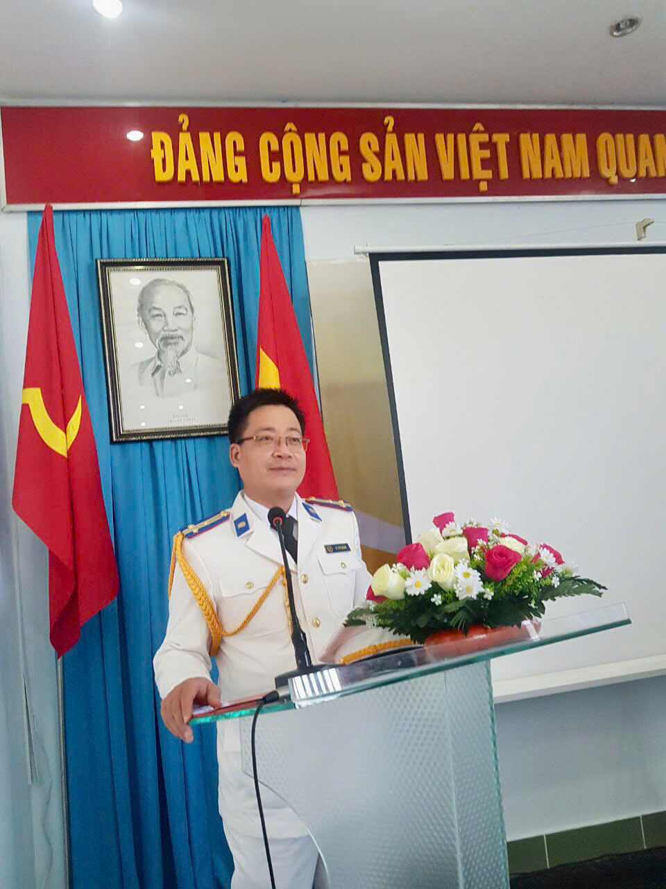 Chấp h&agrave;nh vi&ecirc;n L&ecirc; Văn Quang