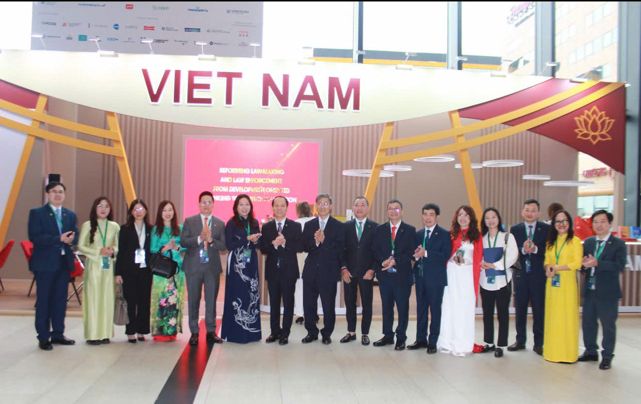 Đo&agrave;n Việt Nam tham dự Diễn đ&agrave;n