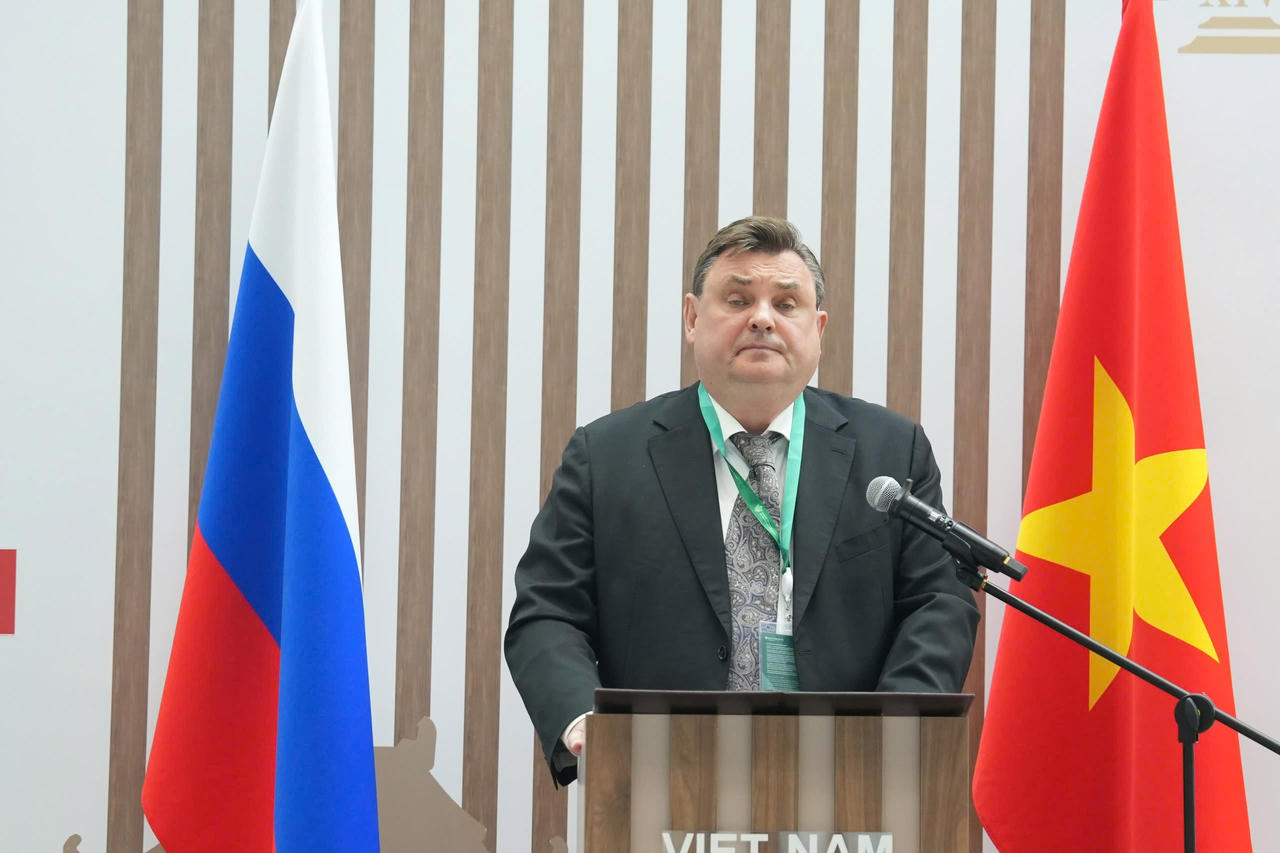 Bộ trưởng Tư ph&aacute;p Li&ecirc;n bang Nga Konstantin Anatolyevich Chuychenko ph&aacute;t biểu