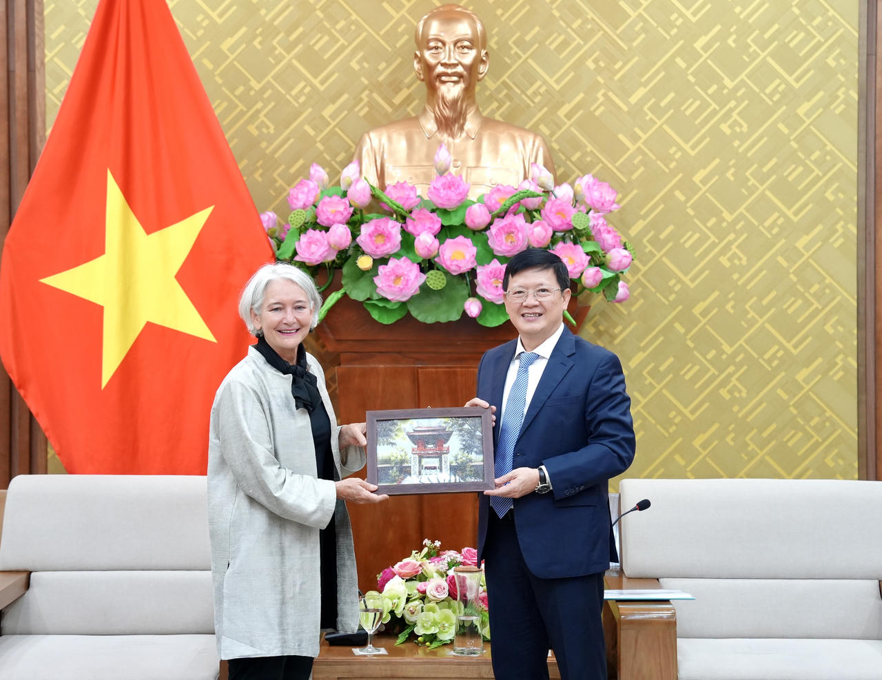 Thứ trưởng Mai Lương Kh&ocirc;i tặng qu&agrave; lưu niệm cho b&agrave;&nbsp;Tammi Lynn Sharpe.