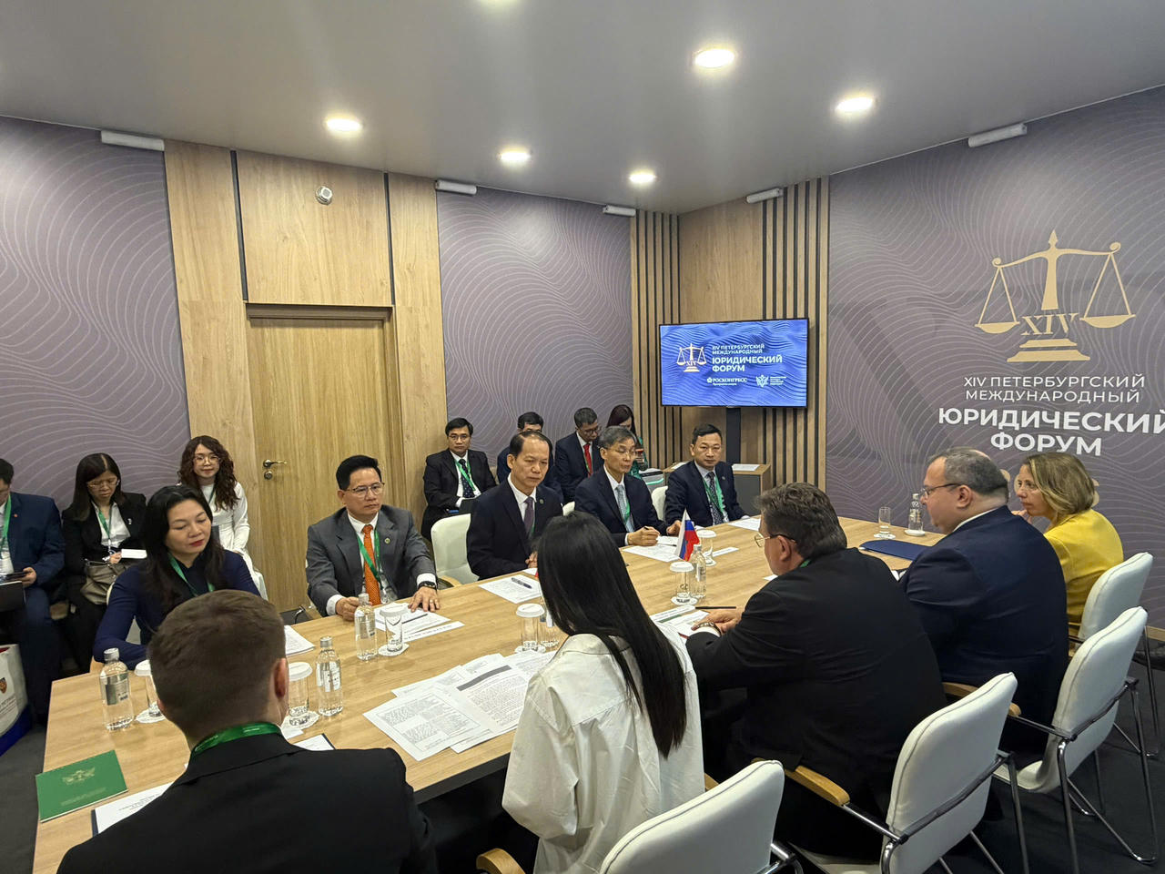 Bộ trưởng Tư &nbsp;ph&aacute;p Li&ecirc;n bang Nga Konstantin Anatolyevich Chuychenko cho biết rất h&acirc;n hạnh khi c&oacute; cuộc Hội đ&agrave;m với Bộ trưởng Bộ Tư ph&aacute;p Việt Nam