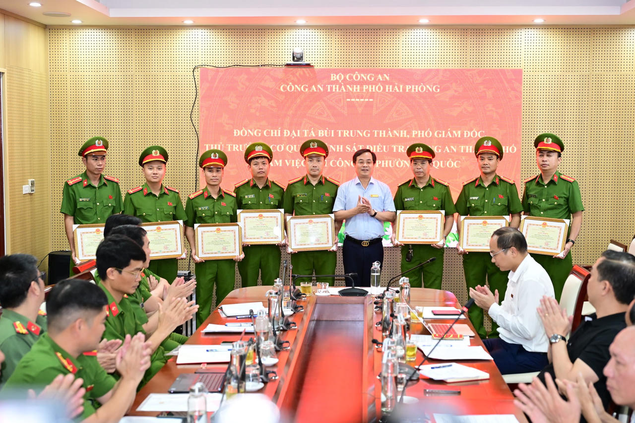 UBND phường &Aacute;i Quốc khen thưởng tập thể Tổ ph&ograve;ng chống tội phạm v&agrave; 8 c&aacute;n bộ chiến sỹ C&ocirc;ng an phường &Aacute;i Quốc
