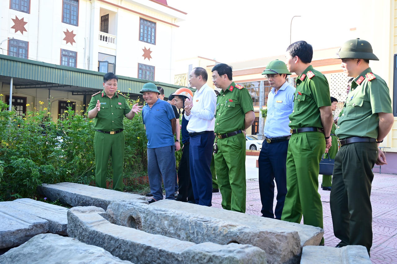 Đại t&aacute; B&ugrave;i Trung Th&agrave;nh - Ph&oacute; Gi&aacute;m đốc, Thủ trưởng Cơ quan Cảnh s&aacute;t điều tra C&ocirc;ng an TP b&agrave;n giao tang vật tại trụ sở C&ocirc;ng an phường &Aacute;i Quốc