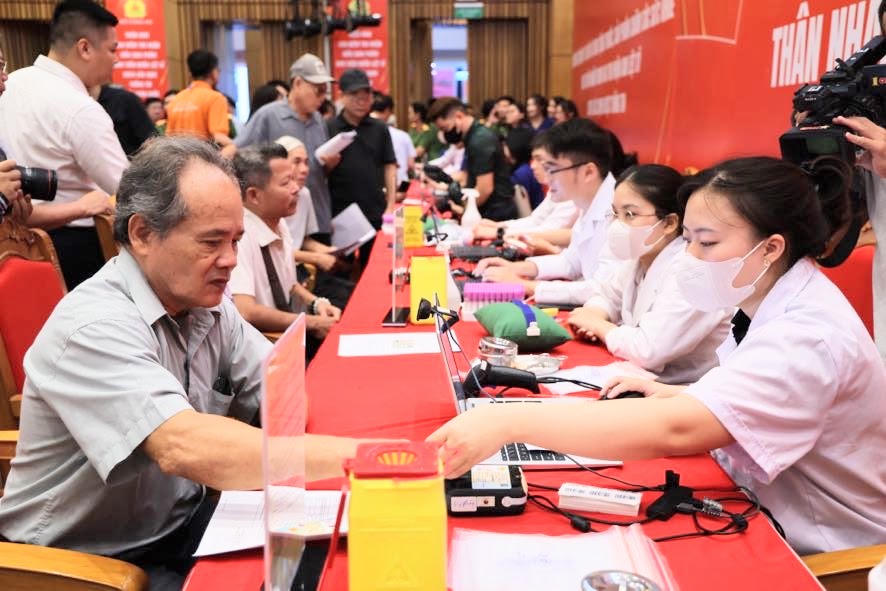 Thu nhận mẫu sinh phẩm ADN với TNLS chưa x&aacute;c định th&ocirc;ng tin.  (Ảnh: Thu Giang)
