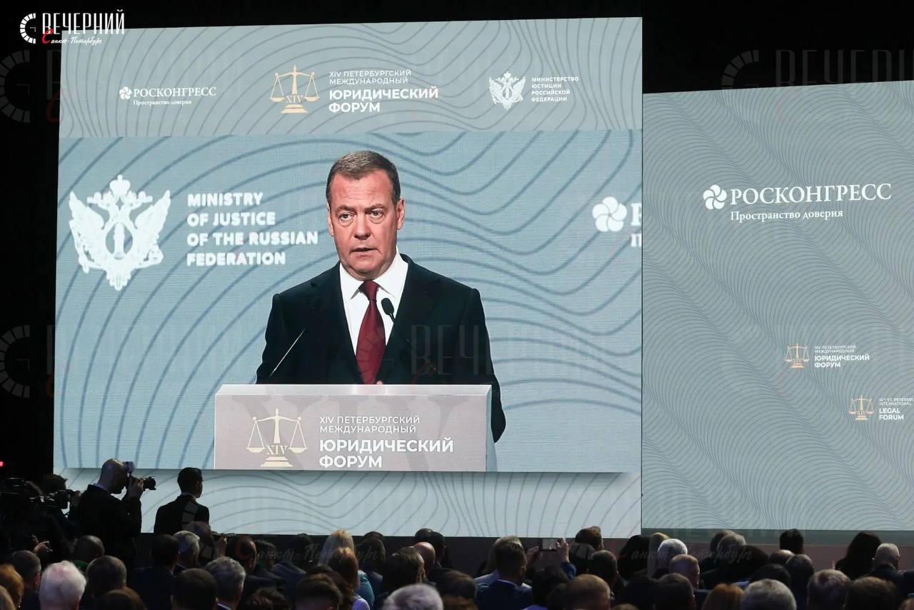 Ph&oacute; Chủ tịch Hội đồng An ninh Nga Dmitry Medvedev đ&atilde; c&oacute; b&agrave;i ph&aacute;t biểu quan trọng tại Phi&ecirc;n to&agrave;n thể của Diễn đ&agrave;n