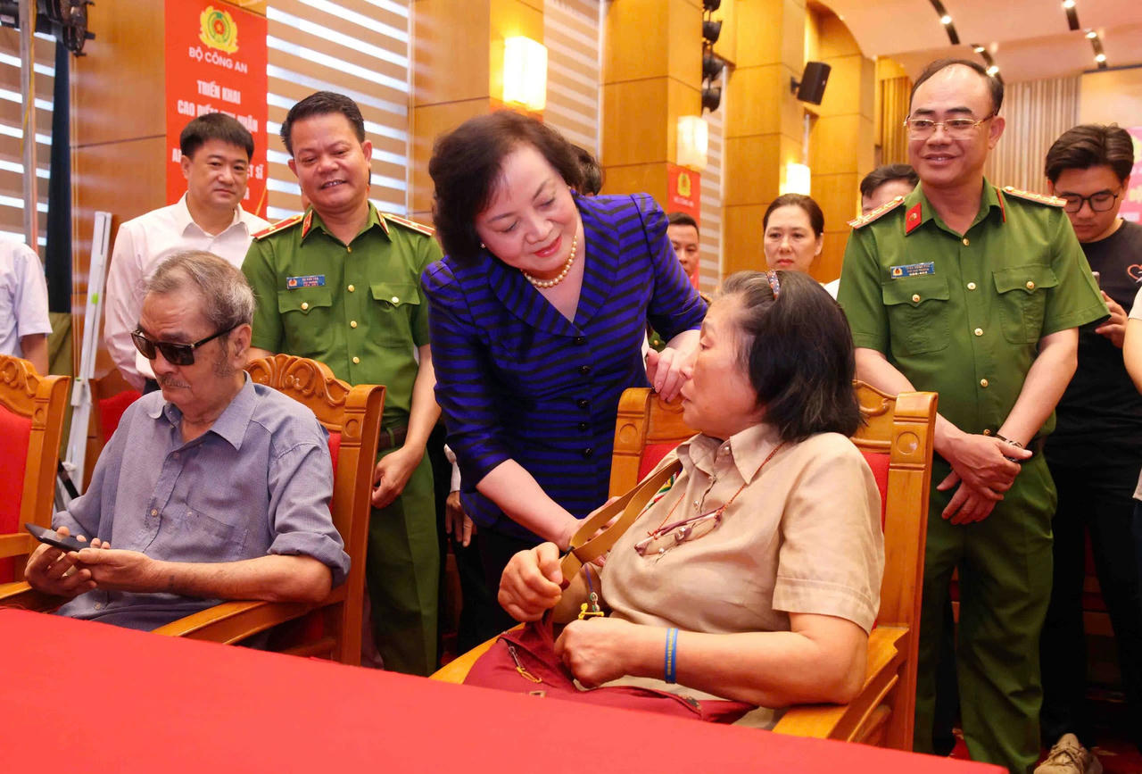 Ph&oacute; Thủ tướng Phạm Thị Thanh Tr&agrave; thăm hỏi TNLS. (Ảnh: Thu Giang)