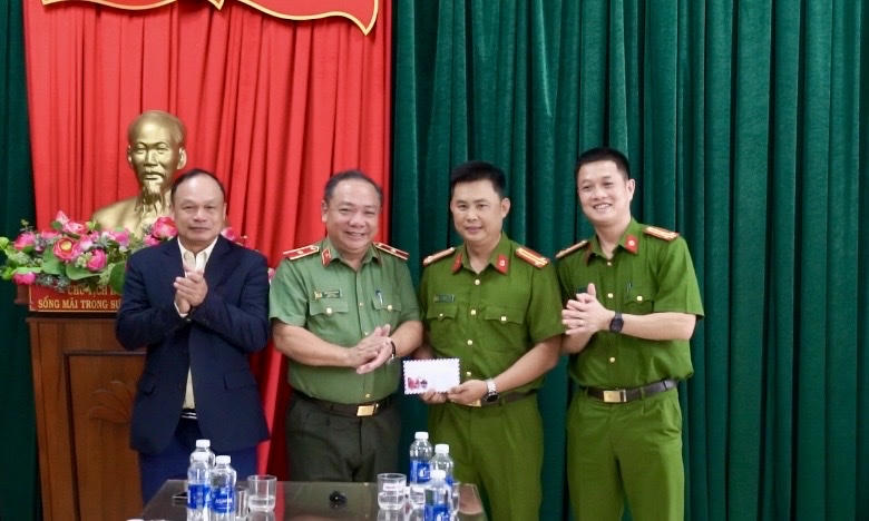 L&atilde;nh đạo UBND tỉnh Gia Lai v&agrave; C&ocirc;ng an tỉnh động vi&ecirc;n, khen thưởng cho tập thể Ph&ograve;ng Cảnh s&aacute;t điều tra tội phạm về ma tu&yacute; c&ocirc;ng an tỉnh Gia Lai. (Ảnh: C&ocirc;ng an tỉnh Gia Lai).